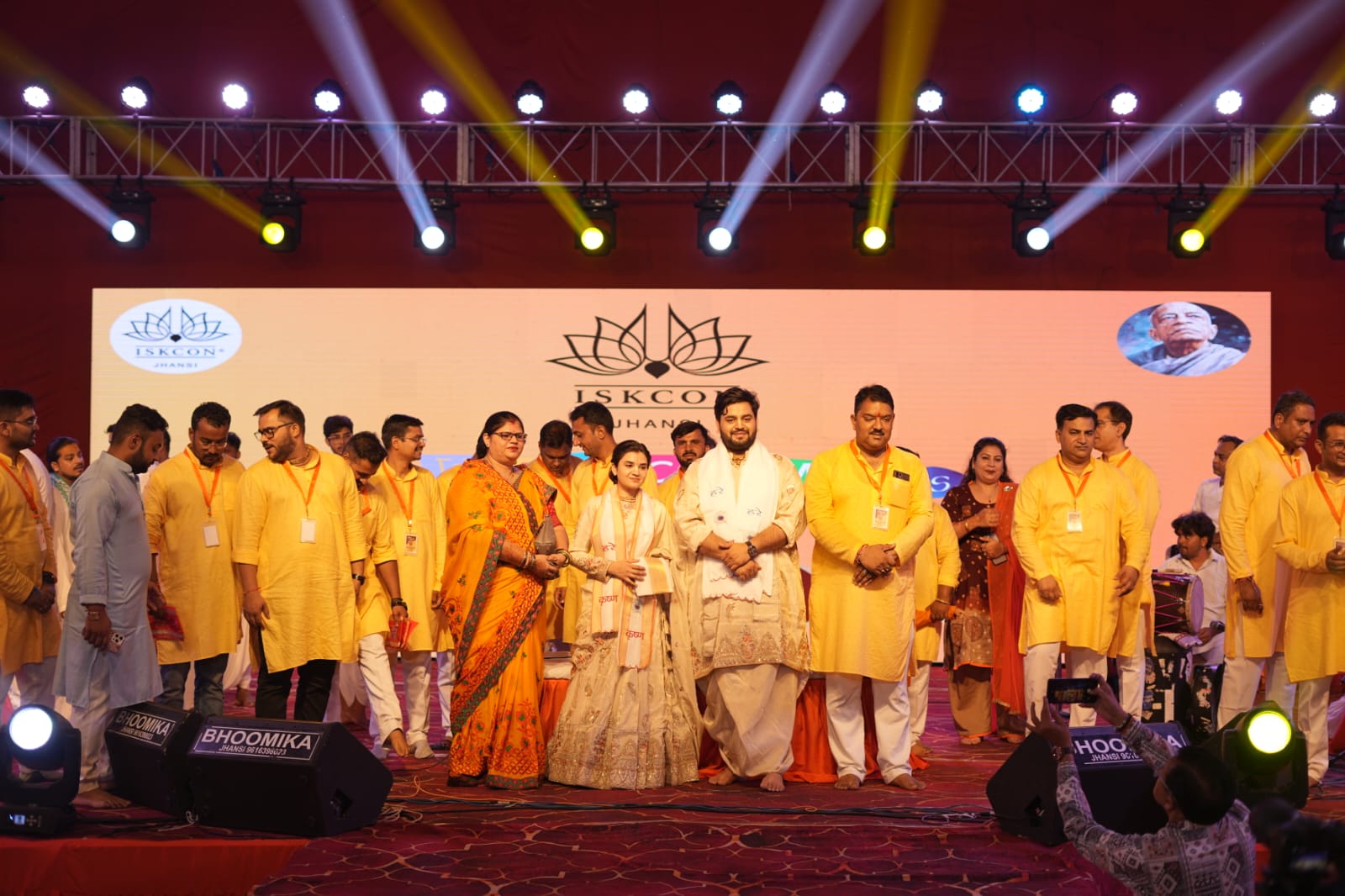 “हरे कृष्णा” के जयघोष व मधुर भजनों पर भक्तों ने किया डांडिया