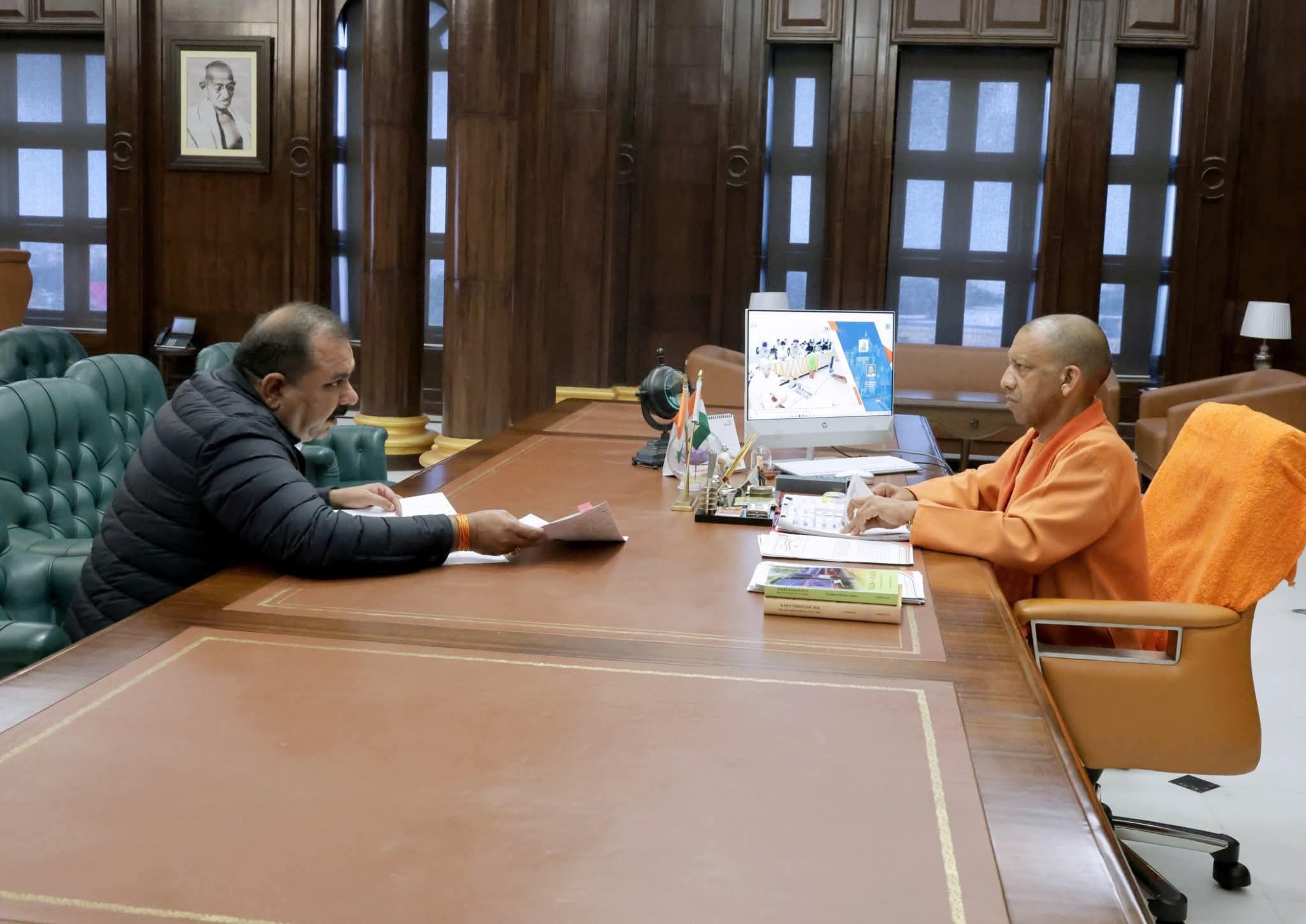 सीएम योगी को नगर विधायक ने कराया जनसमस्याओं से रूबरू, मिला आश्वासन