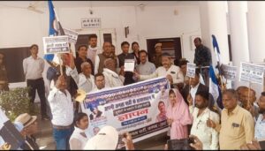 यूजीसी एक्ट लागू करने की मांग, अपनी जनता पार्टी ने सौंपा ज्ञापन